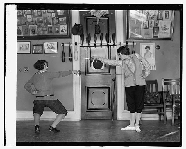 women fencing 1923